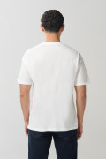 Camiseta crema con texto college y cuello redondo