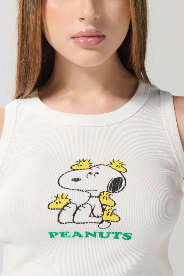 Camiseta crema clara manga sisa con arte de Snoopy