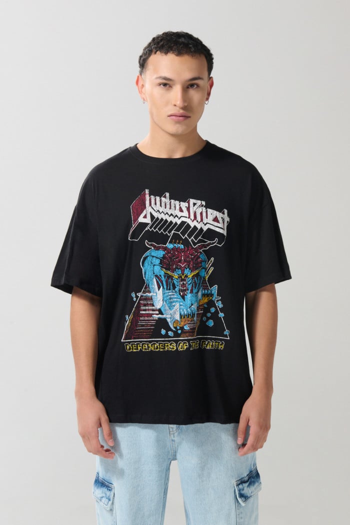 Camiseta negra oversize manga corta con arte de Judas Priest
