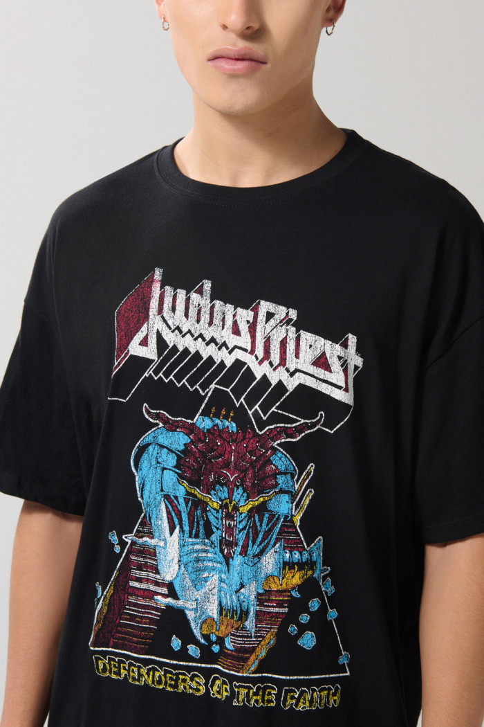 Camiseta negra oversize manga corta con arte de Judas Priest