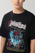 Camiseta negra oversize manga corta con arte de Judas Priest