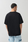 Camiseta negra oversize manga corta con arte de Judas Priest