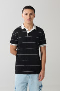 Camiseta polo negra a rayas con manga corta y botones