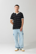 Camiseta polo negra a rayas con manga corta y botones