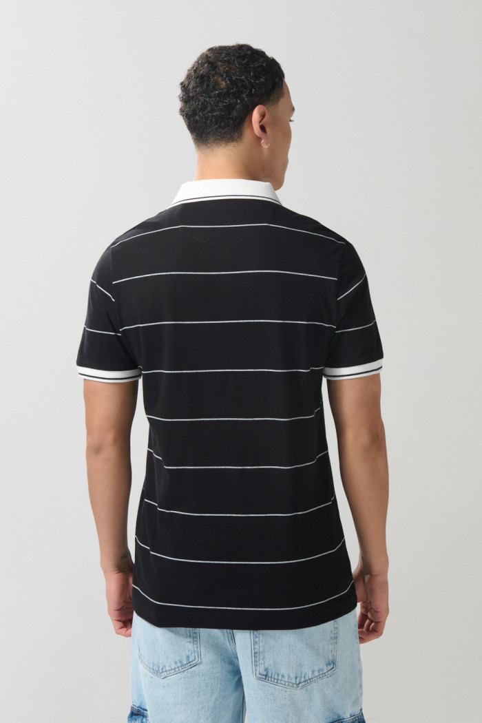 Camiseta polo negra a rayas con manga corta y botones
