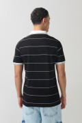 Camiseta polo negra a rayas con manga corta y botones