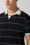 Camiseta polo negra a rayas con manga corta y botones