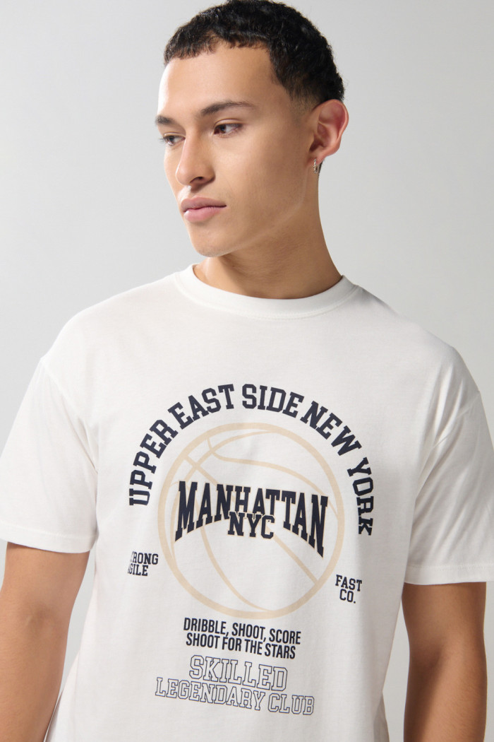 Camiseta crema clara college holgada con manga corta