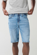 Bermuda azul clara en jean tiro bajo con cremallera