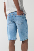 Bermuda azul clara en jean tiro bajo con cremallera