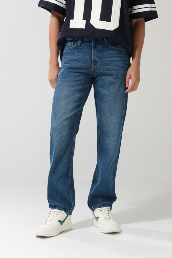 Jean 90´S azul oscuro holgado con tiro bajo y bota recta
