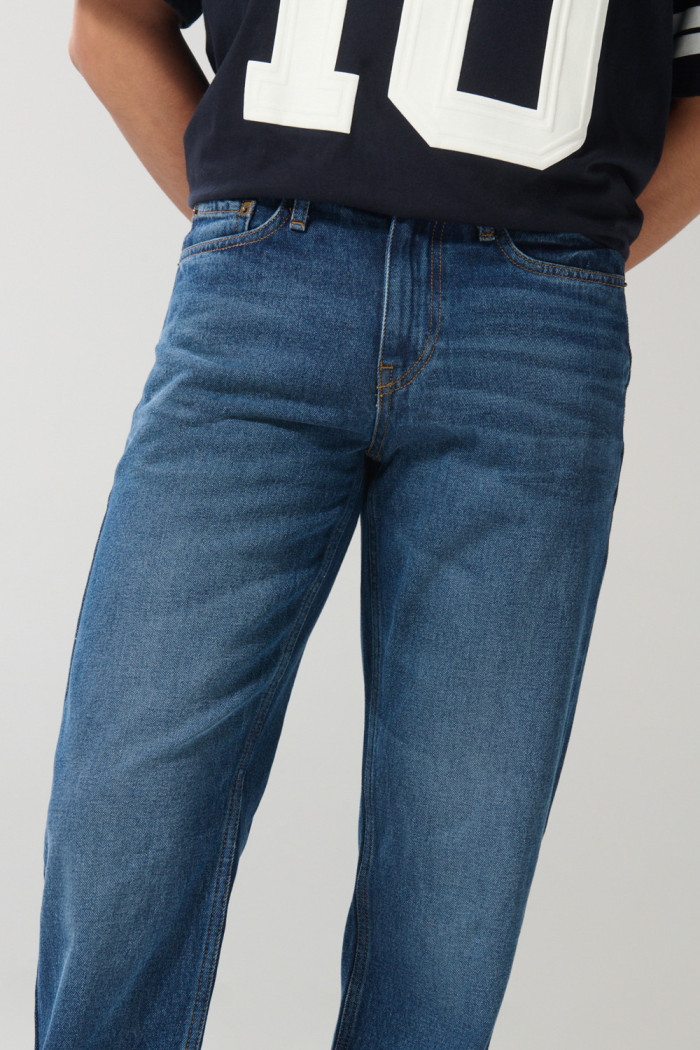 Jean 90´S azul oscuro holgado con tiro bajo y bota recta