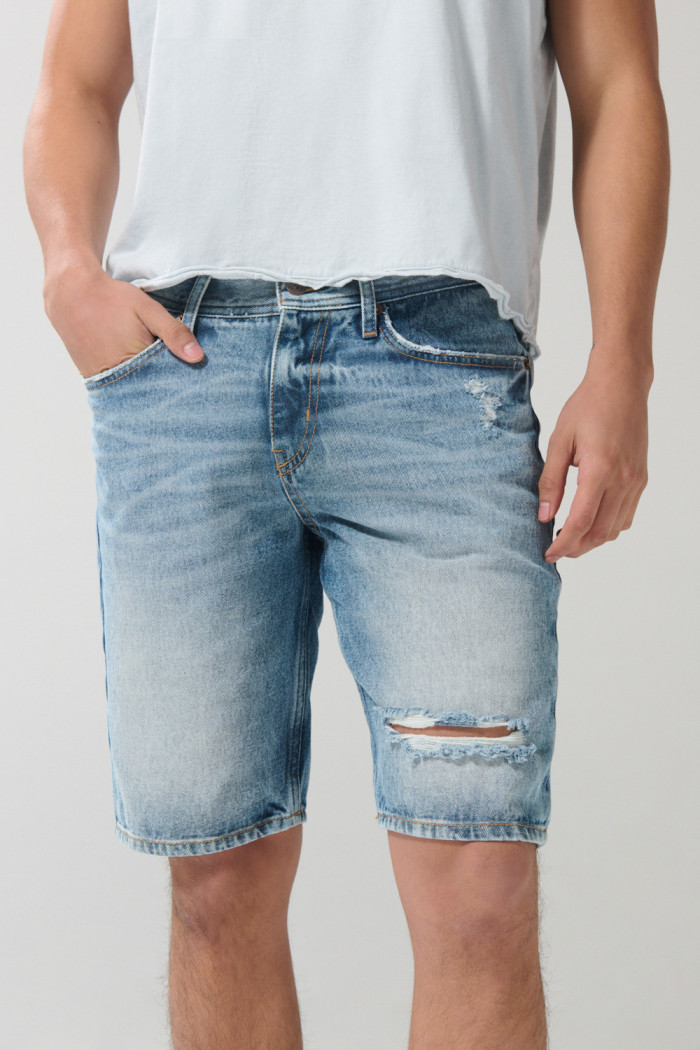 Bermuda azul clara en jean con tiro bajo y rotos localizados
