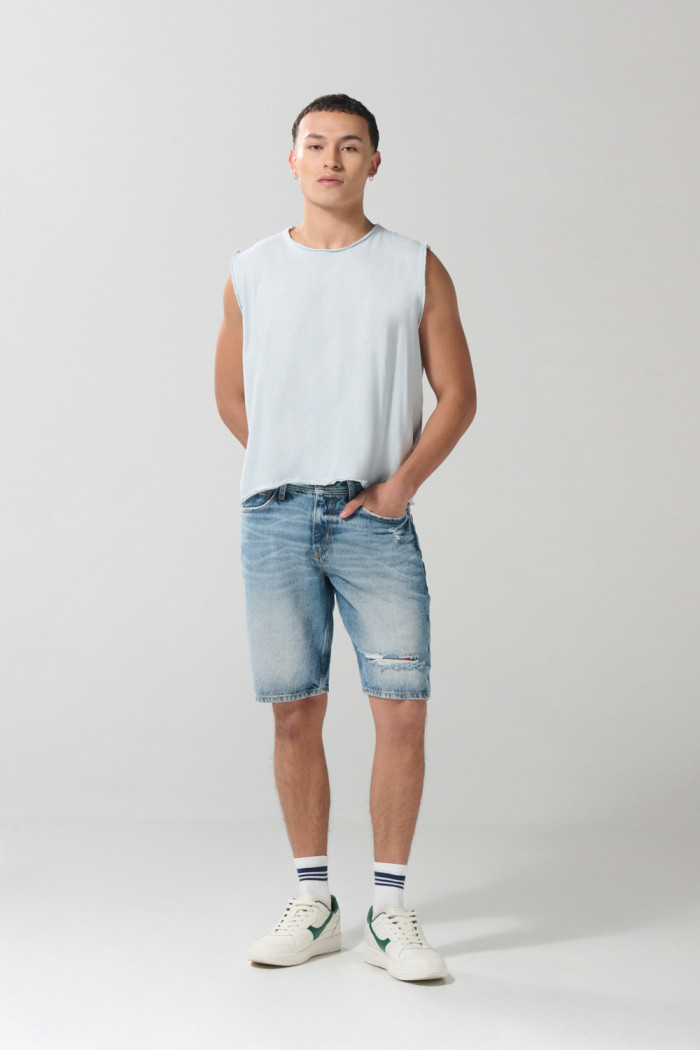 Bermuda azul clara en jean con tiro bajo y rotos localizados