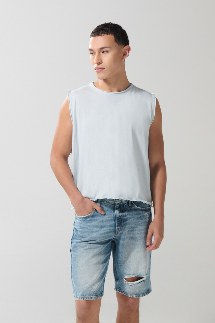 Bermuda azul clara en jean con tiro bajo y rotos localizados