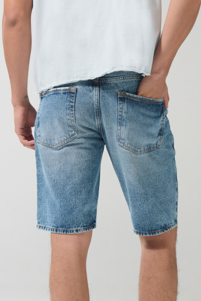 Bermuda azul clara en jean con tiro bajo y rotos localizados