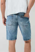 Bermuda azul clara en jean con tiro bajo y rotos localizados