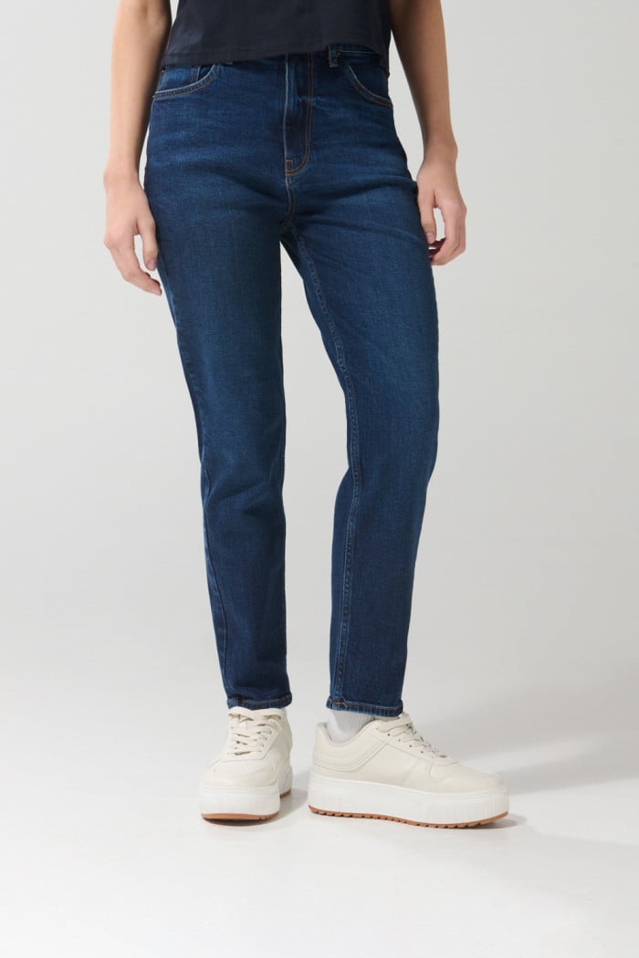 Jean tiro súper alto mom azul oscuro con bota recta