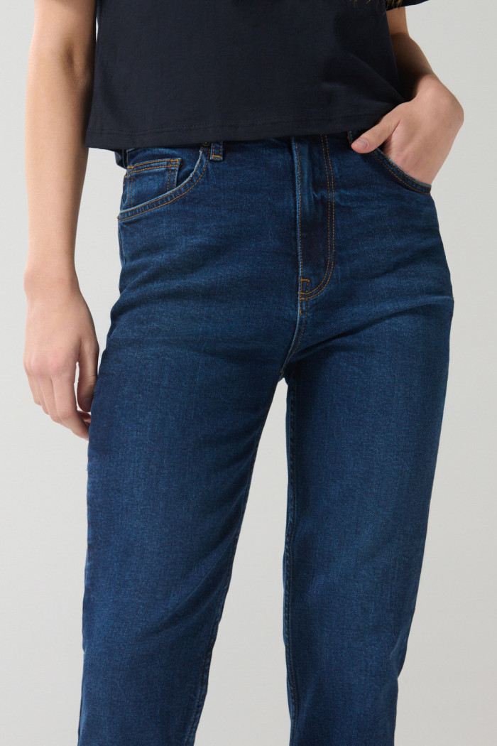 Jean tiro súper alto mom azul oscuro con bota recta