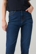 Jean tiro súper alto mom azul oscuro con bota recta