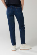 Jean tiro súper alto mom azul oscuro con bota recta