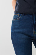 Jean tiro súper alto mom azul oscuro con bota recta