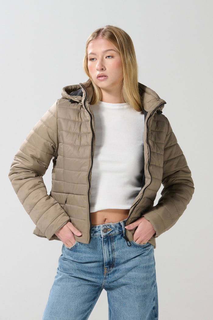 Chaqueta con capota unicolor acolchada y cuello alto