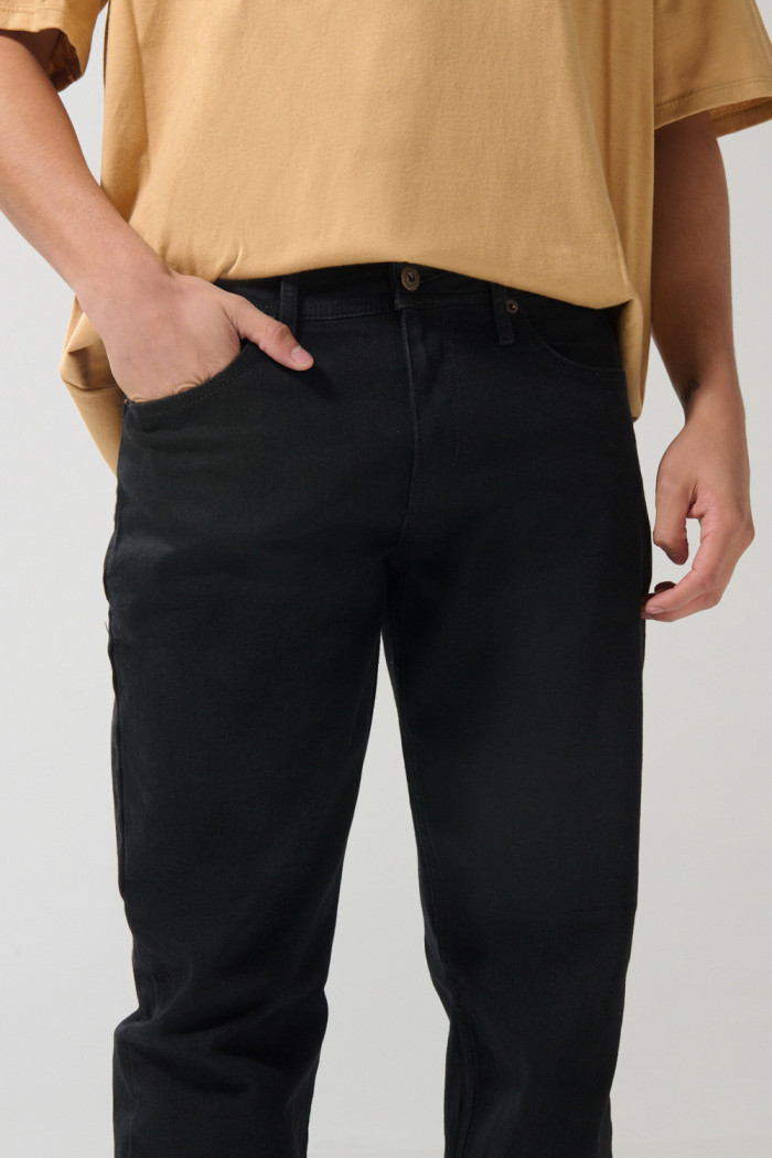 Jean slim ajustado negro con cremallera y tiro bajo