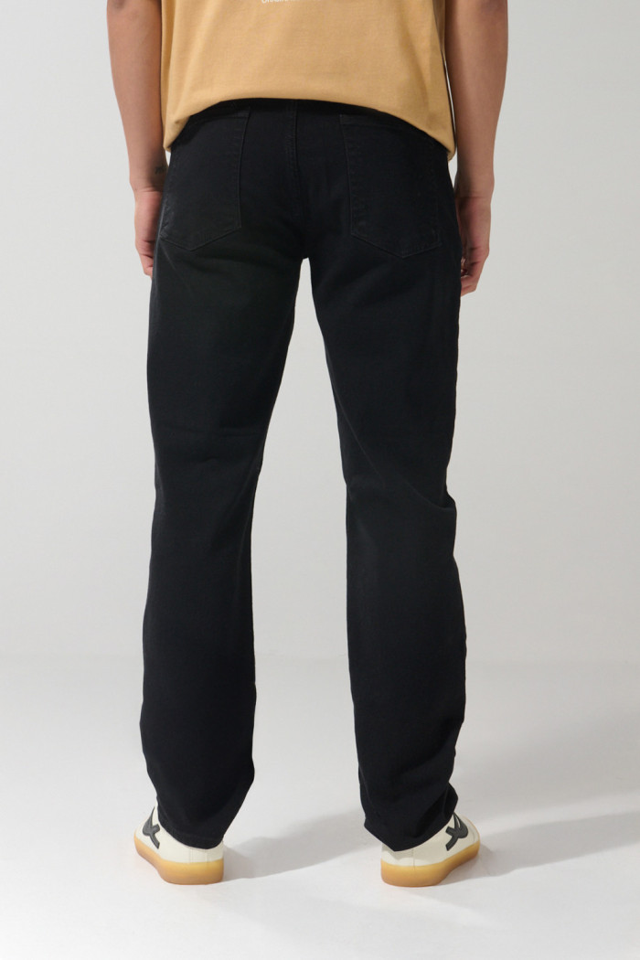 Jean slim ajustado negro con cremallera y tiro bajo