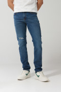 Jean azul oscuro slim con rotos en frente y tiro bajo