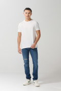 Jean azul oscuro slim con rotos en frente y tiro bajo