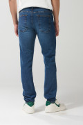 Jean azul oscuro slim con rotos en frente y tiro bajo