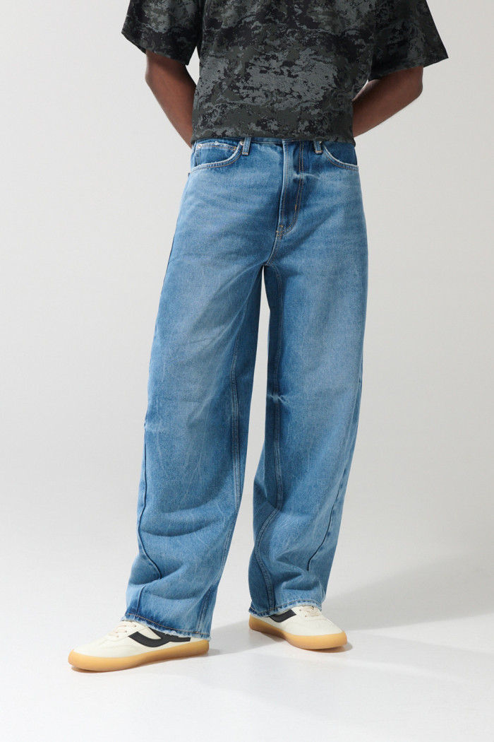 Jean barrel tiro medio azul claro con bota ancha