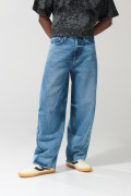 Jean barrel tiro medio azul claro con bota ancha