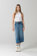 Falda larga azul clara en jean con abertura y tiro alto