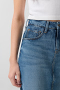 Falda larga azul clara en jean con abertura y tiro alto