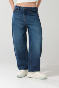 Jean balloon azul oscuro con bota recta y tiro alto