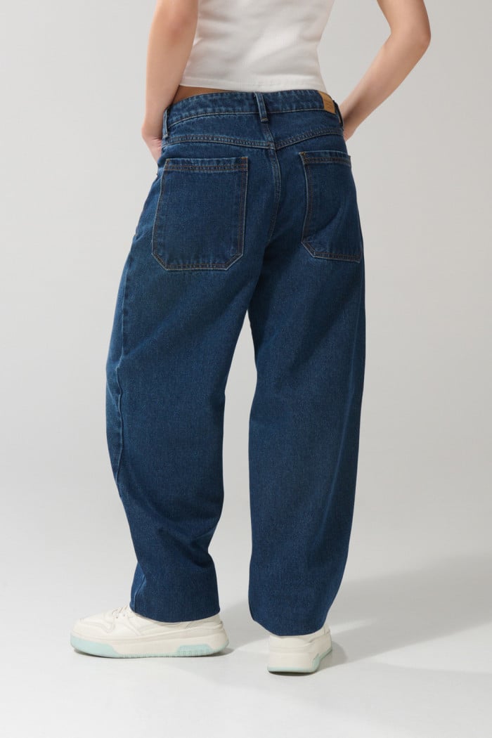 Jean balloon azul oscuro con bota recta y tiro alto