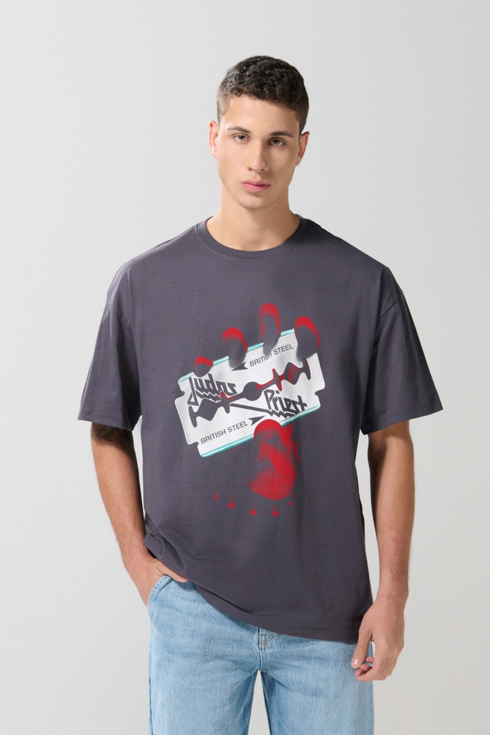 Camiseta gris oversize manga corta con arte de Judas Priest
