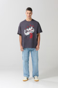 Camiseta gris oversize manga corta con arte de Judas Priest