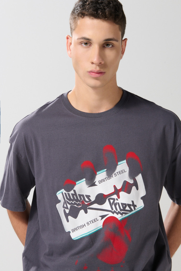 Camiseta gris oversize manga corta con arte de Judas Priest
