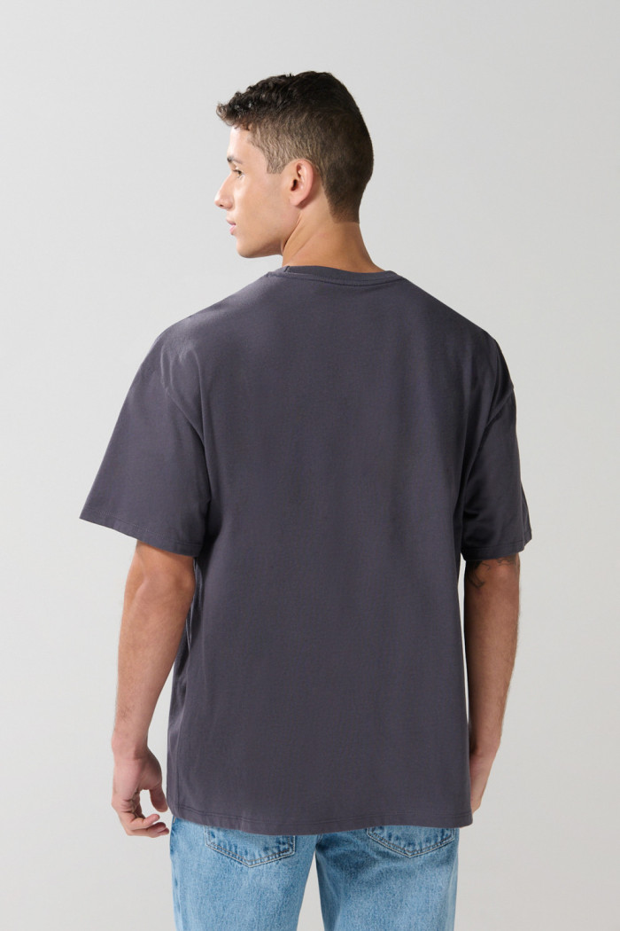 Camiseta gris oversize manga corta con arte de Judas Priest