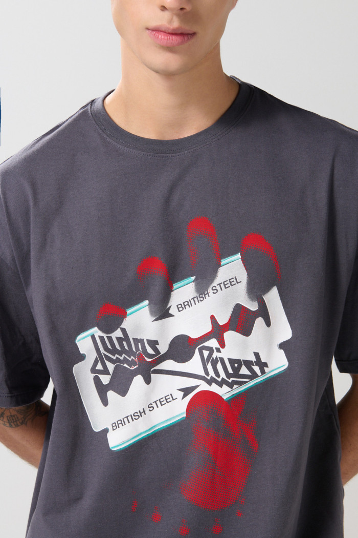 Camiseta gris oversize manga corta con arte de Judas Priest