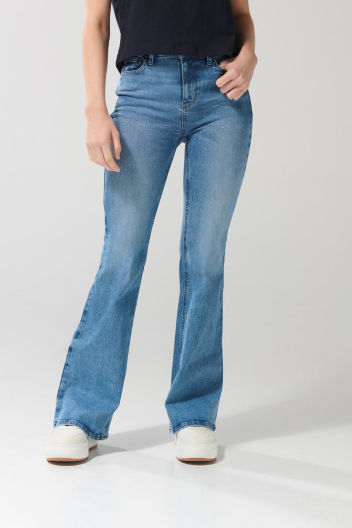 Jean flare azul claro tiro medio con bota ancha y bolsillos