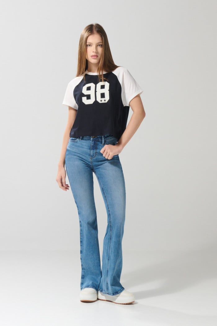 Jean flare azul claro tiro medio con bota ancha y bolsillos
