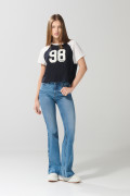 Jean flare azul claro tiro medio con bota ancha y bolsillos