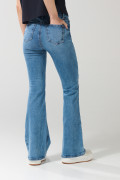 Jean flare azul claro tiro medio con bota ancha y bolsillos
