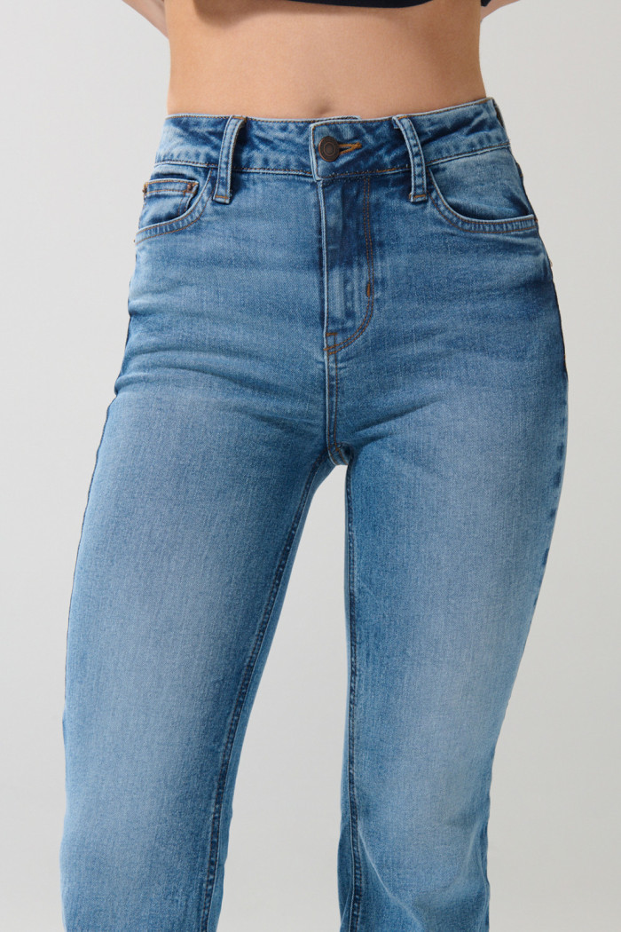 Jean flare azul claro tiro medio con bota ancha y bolsillos