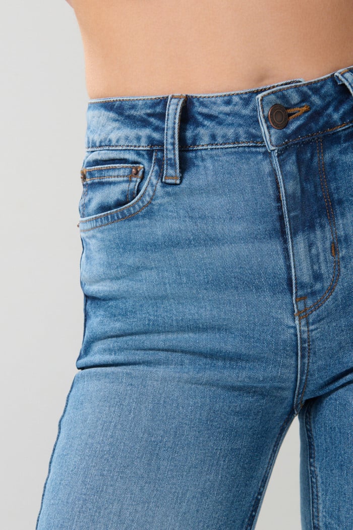 Jean flare azul claro tiro medio con bota ancha y bolsillos
