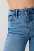 Jean flare azul claro tiro medio con bota ancha y bolsillos